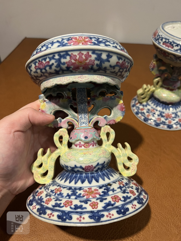 清乾隆 青花粉彩缠枝花卉纹供座（一对） - 图10